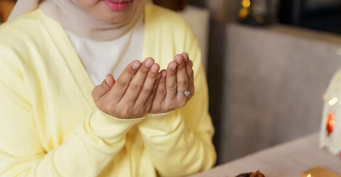 Ilustrasi umat muslim berdoa saat berbuka puasa sunnah Zulhijah