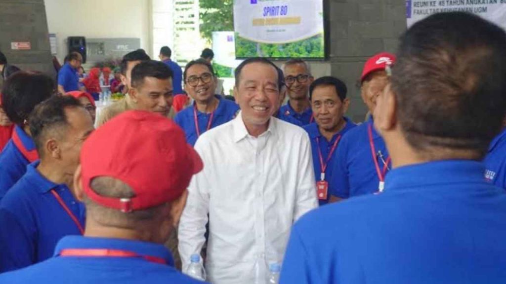 Presiden ke-7 RI Joko Widodo mengenakan kemeja putih khasnya saat berbincang dengan rekan-rekan alumni dalam acara reuni Fakultas Kehutanan UGM angkatan 1980 di Yogyakarta