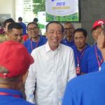 Presiden ke-7 RI Joko Widodo mengenakan kemeja putih khasnya saat berbincang dengan rekan-rekan alumni dalam acara reuni Fakultas Kehutanan UGM angkatan 1980 di Yogyakarta