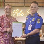 Kepala BPJAMSOSTEK Banjarmasin Sunardy Syahid bersama Kepala Dinas Damkar Banjarmasin Hendro menunjukkan dokumen kerja sama perlindungan sosial untuk relawan pemadam kebakaran.