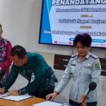 Direktur Poliban Kalsel Joni Riadi dan Kabid Pengembangan dan Keselamatan Dishub Kapuas, Ina Isabela saat penandatanganan MoU terkait kajian kebutuhan perlengkapan jalan di kampus Poliban di Banjarmasin