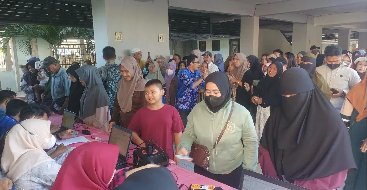 Warga antre tertib dalam kegiatan pasar murah di Rusunawa Ganda Maghfirah Banjarmasin