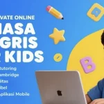 Anak sedang belajar bahasa Inggris secara online menggunakan laptop