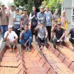 Bupati HSU Sahrujani menyerahkan bantuan jukung secara simbolis di Desa Sungai Kuini