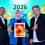 Direktur Kepatuhan Bank Kalsel Mitra Damayanti menerima penghargaan Infobank-MRI Banking Service Excellence Appreciation