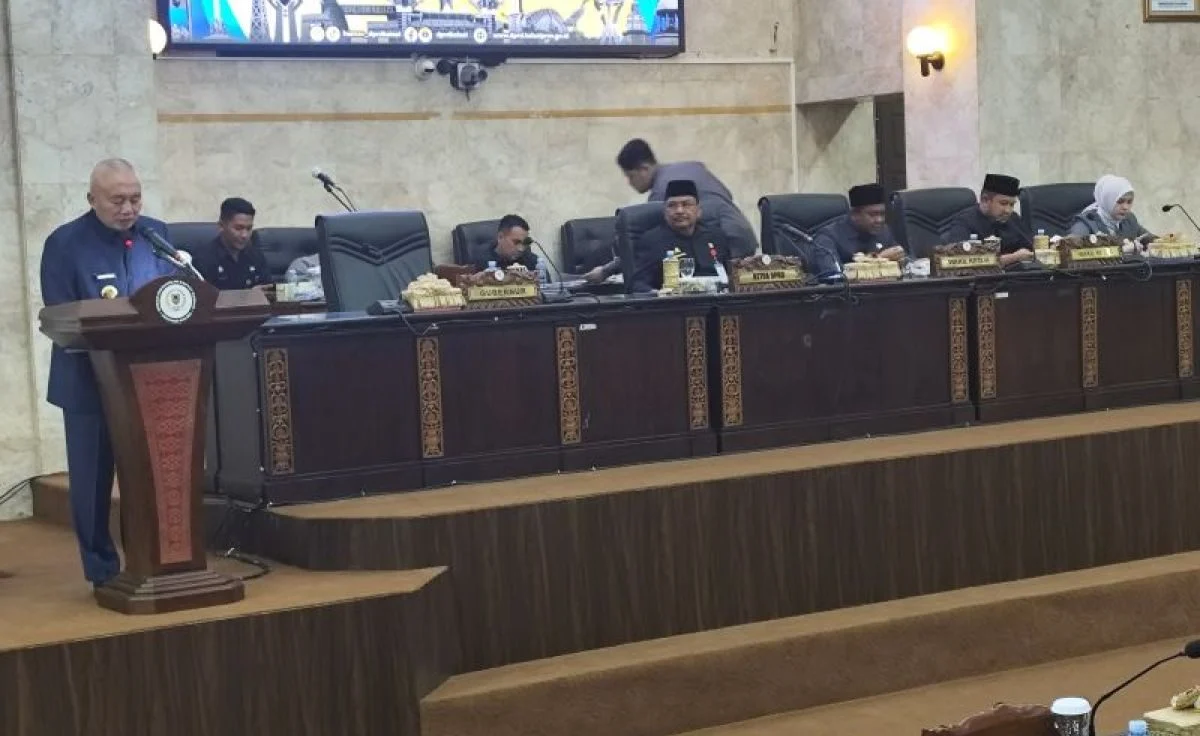 Gubernur Kalsel H Muhidin saat memberikan sambutan dalam rapat paripurna DPRD Kalsel terkait optimalisasi PBBKB