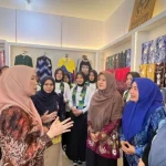 Hj Wiwi Zazuli bersama Finalis Putra Putri Pariwisata Tanah Laut 2026 di Gedung Dekranasda