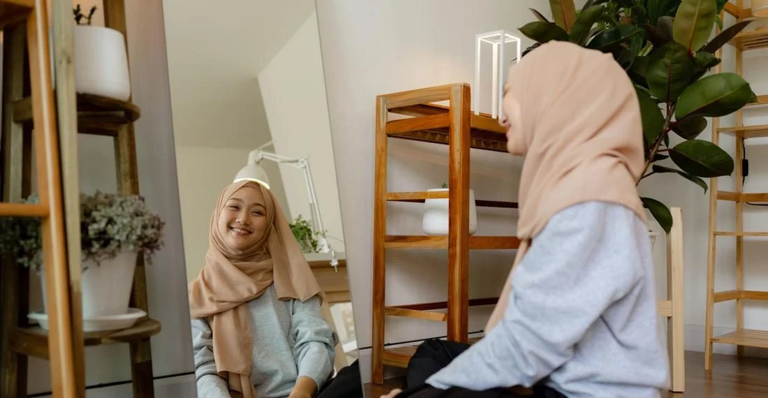Ilustrasi seseorang sedang bercermin sambil mengamalkan doa bercermin sesuai sunnah Rasulullah