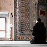 Ilustrasi seseorang sedang berdoa dengan khusyuk, simbol permohonan ampun Sayyidul Istighfar