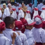 Ilustrasi siswa dan orang tua menyambut libur sekolah