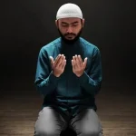 Ilustrasi umat Islam berdoa dengan khusyuk mengharapkan keberkahan di Hari Arafah