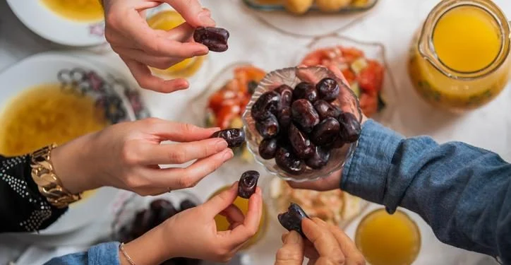 Ilustrasi umat Muslim sedang berbuka puasa dengan khidmat