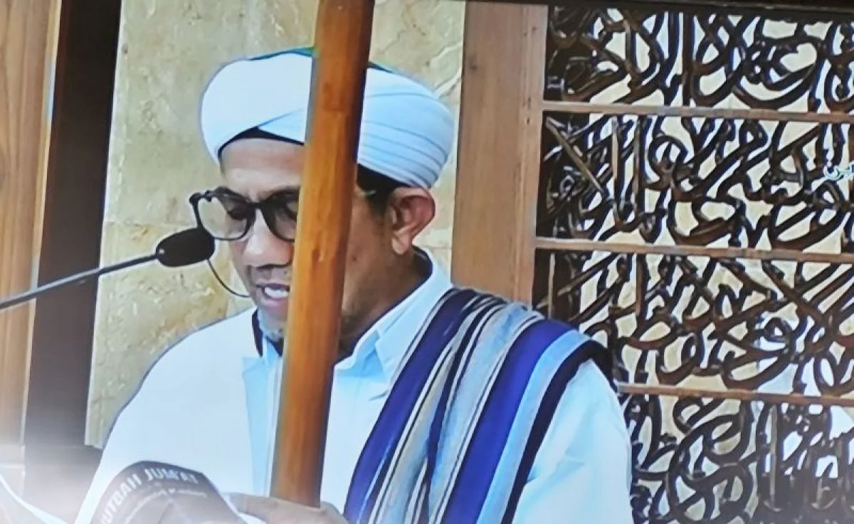 Jamaah Masjid Raya Sabilal Muhtadin Banjarmasin menyimak khutbah Jumat menjelang pergantian Tahun Baru Islam 1448 Hijriah.
