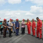 Jupiter Aerobatic Team melakukan atraksi udara di Lanud Sjamsudin Noor, Banjarbaru