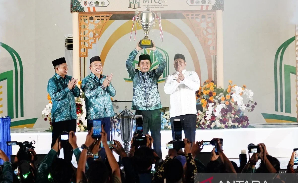 Kafilah Kota Banjarmasin saat menerima penghargaan juara umum MTQN XXXVII Kalsel 2026