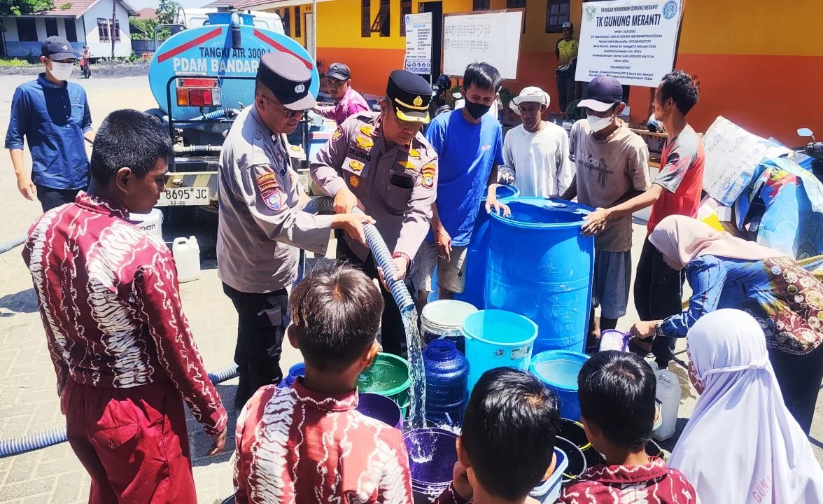 Kapolsek Banjarmasin Selatan memantau penyaluran bantuan air bersih menggunakan truk tangki kepada warga terdampak kemarau