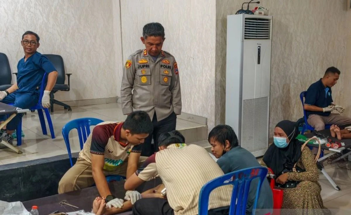 Kegiatan khitanan massal dan pasar murah yang digelar Polres Hulu Sungai Tengah dalam rangka Hari Bhayangkara ke-80.