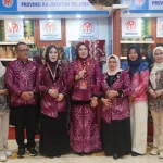 Ketua Dekranasda HSS mempromosikan produk kerajinan daerah di stan pameran HUT ke-46 Dekranas Makassar.