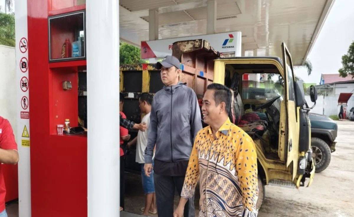 Ketua DPRD HSU Fadillah saat melakukan monitoring penyaluran BBM bersubsidi di SPBU Desa Tayur, Amuntai Utara.