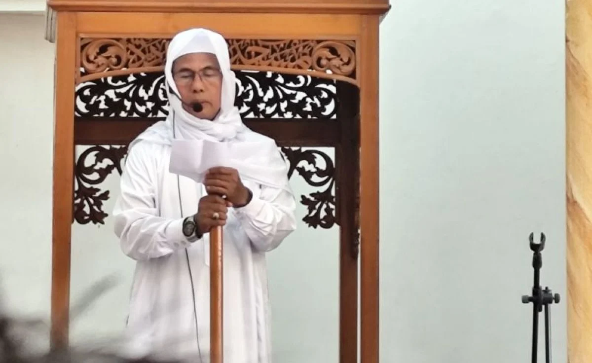 Khatib Haji Abu Sufyan menyampaikan khutbah tentang makna ibadah kurban di Masjid Assa'adah Banjarmasin.