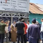Komisi III DPRD Kalsel meninjau proyek penanganan jalan longsor di Sungai Gardu Banjarmasin