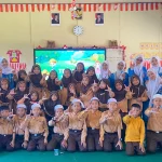 Mahasiswa Profesi Ners ULM memberikan penyuluhan program BINA pencegahan ISPA kepada warga Desa Dalam Pagar Martapura Timur.