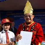 Mendikdasmen Abdul Mu'ti saat meninjau sekolah di wilayah 3T Nias Utara