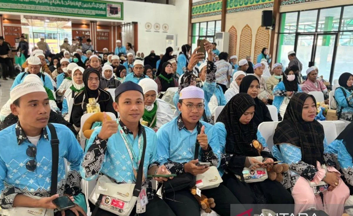 Penyambutan jamaah haji Kloter 16 Debarkasi Banjarmasin di asrama haji Banjarbaru.
