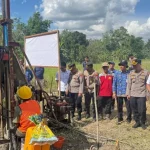 Personel Polres Tabalong saat meninjau lokasi pembangunan sumur bor di Desa Sei Pimping untuk warga