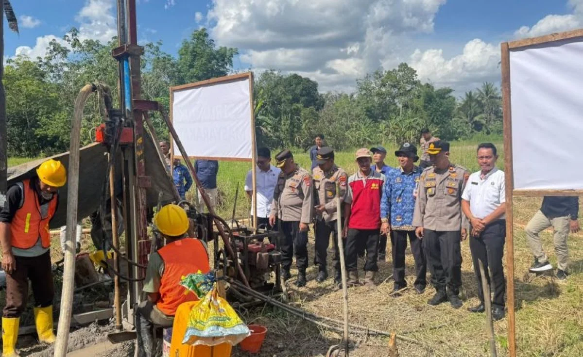 Personel Polres Tabalong saat meninjau lokasi pembangunan sumur bor di Desa Sei Pimping untuk warga
