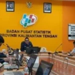 Petugas dan masyarakat di pasar tradisional Kalimantan Tengah memantau harga kebutuhan pokok saat inflasi Juli 2026