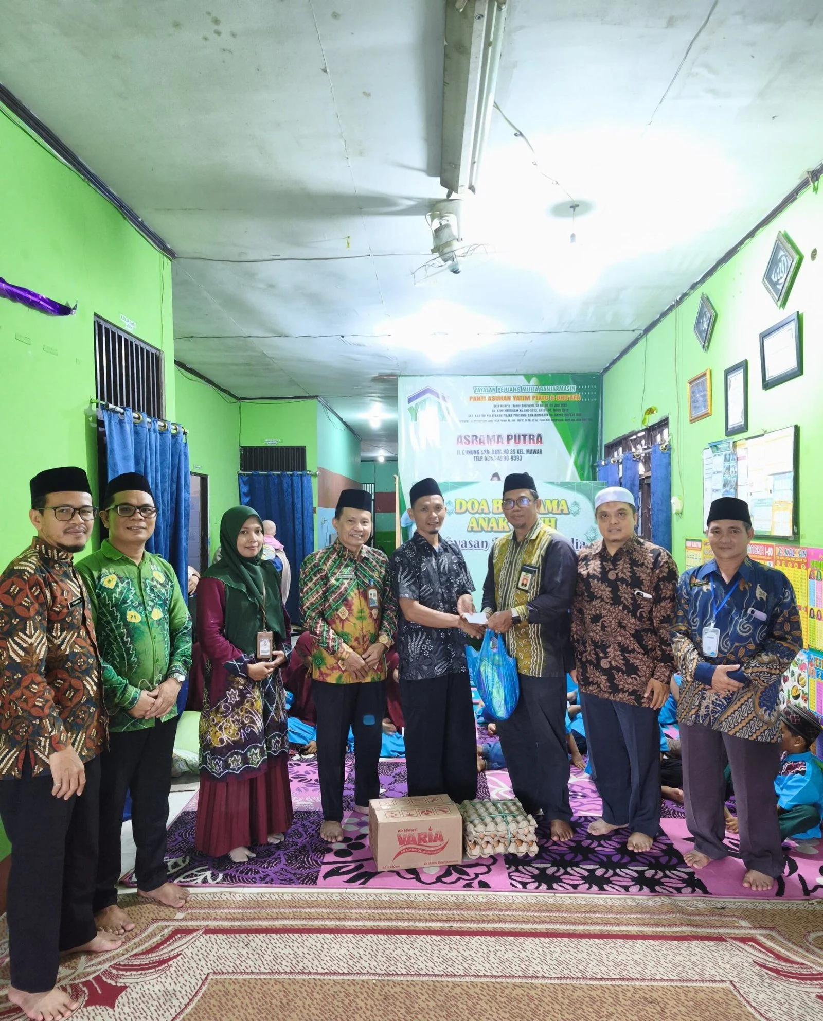 Petugas KUA Banjarmasin Tengah menyalurkan bantuan kepada anak yatim di Banjarmasin