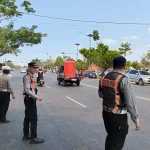 Petugas memasang stiker pemantul cahaya scotlite pada rambu lalu lintas di jalan raya Kalimantan Selatan.