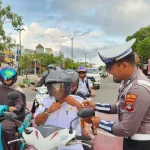 Petugas Satlantas Polres Tabalong memberikan edukasi tertib lalu lintas kepada pengendara di Simpang Pembataan