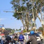 Petugas Satlantas Polresta Samarinda memantau penindakan tilang elektronik melalui sistem ETLE di Samarinda