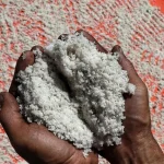 Proses pembuatan garam gunung Krayan secara tradisional oleh masyarakat Dayak Lundayeh di Nunukan Kalimantan Utara