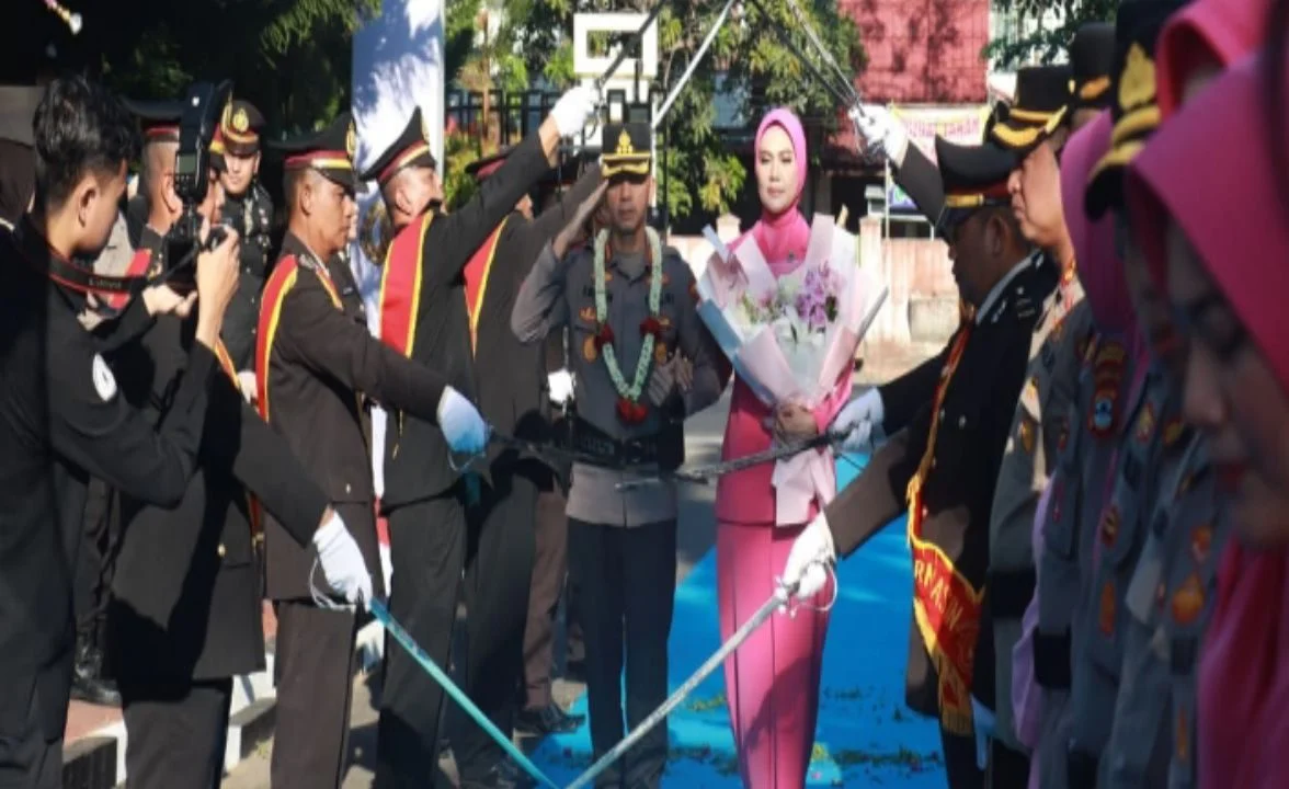 Prosesi pergantian kepemimpinan Kapolresta Banjarmasin dari Kombes Pol Cuncun Kurniadi kepada Kombes Pol Riza Muttaqin