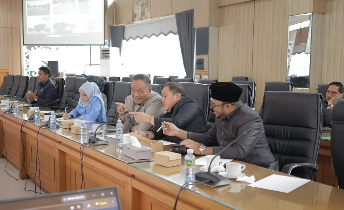 Rapat Dengar Pendapat Komisi III DPRD Kalsel membahas pembukaan U-turn Handil Bakti