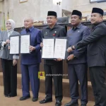 Rapat Paripurna DPRD Provinsi Kalimantan Selatan yang menyetujui dua Raperda strategis bersama Gubernur Kalsel Muhidin