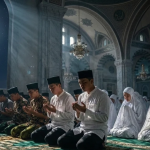 Seorang Muslim sedang berzikir setelah menunaikan sholat
