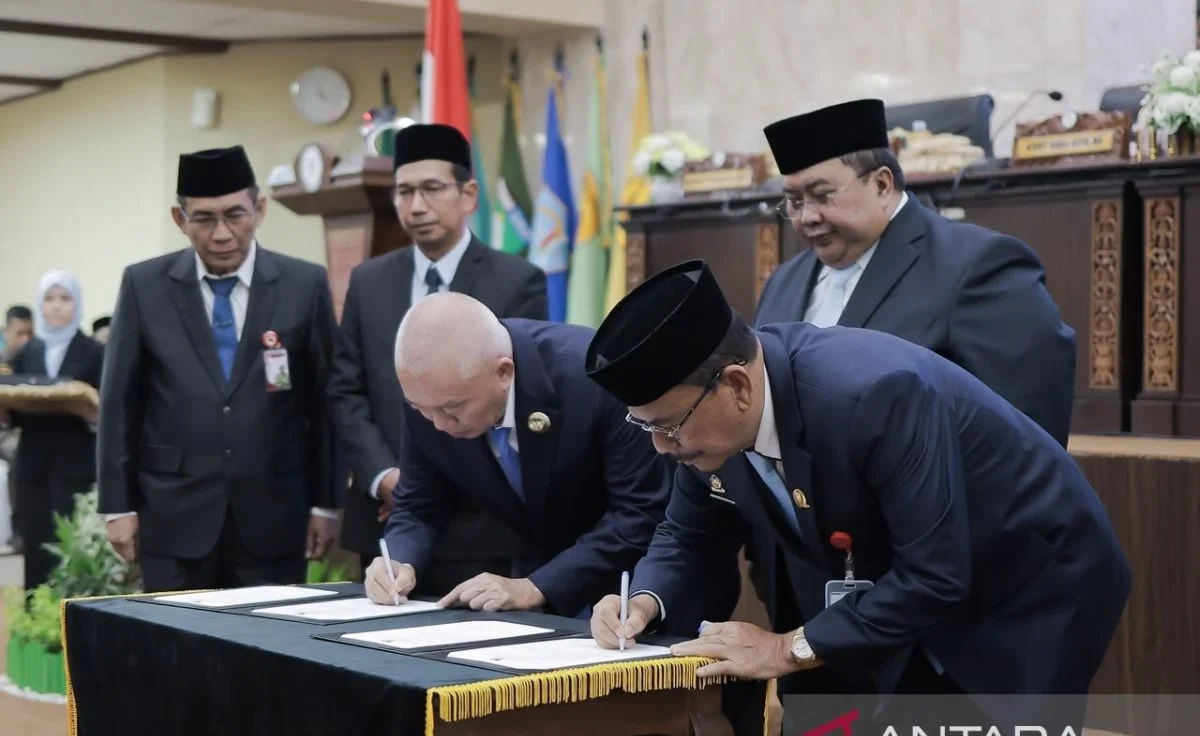 Sidang Paripurna DPRD Kalsel penyerahan LHP LKPD Kalsel 2025 dari BPK RI