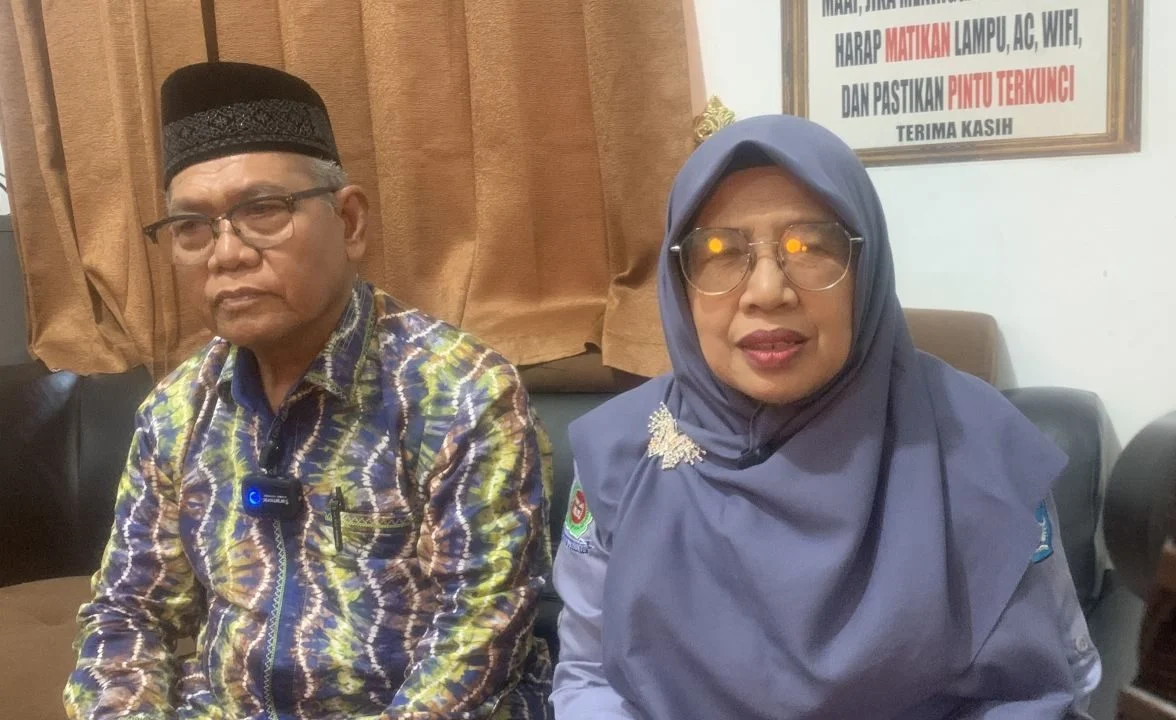 Suasana pemberian motivasi kepada peserta didik pendidikan kesetaraan di PKBM Bina Insani Banjarmasin.