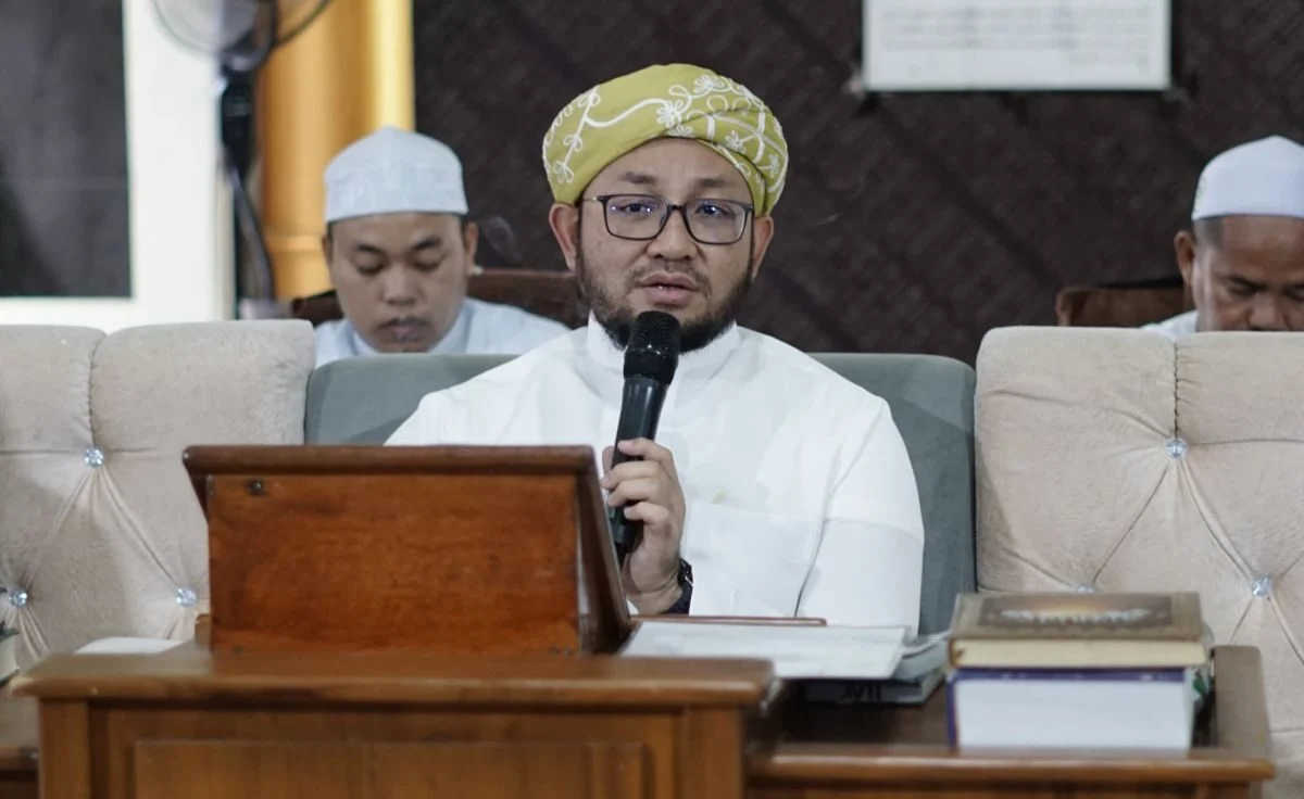 Ustadz H M Ali Busthomi saat memberikan pesan kepada orang tua santri