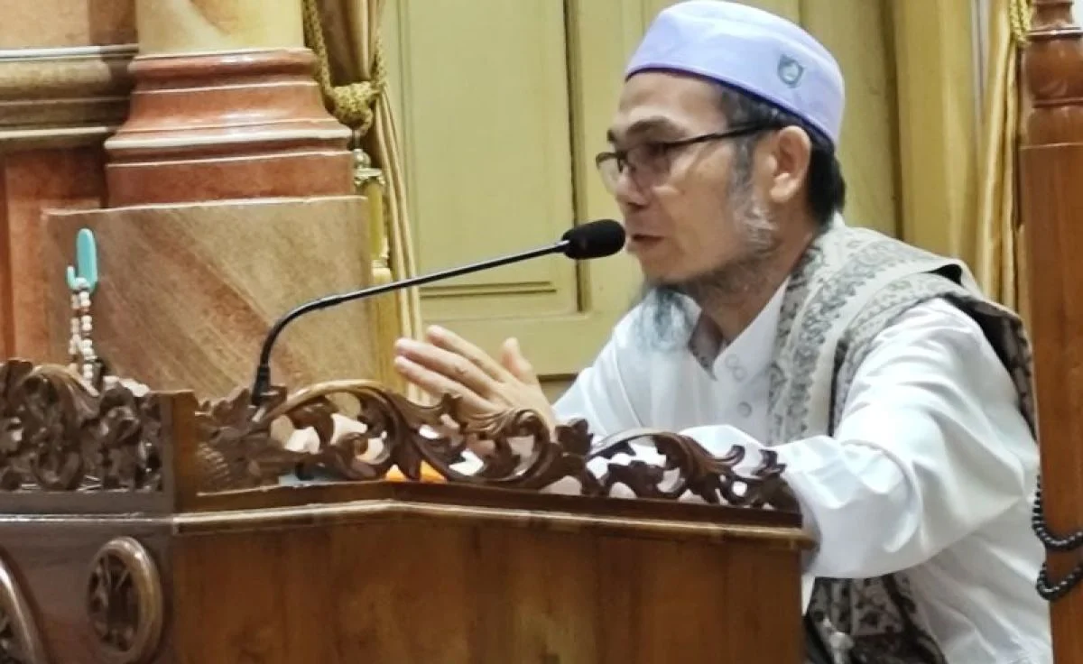 Ustadz HM Ghazali Mukeri menyampaikan tausyiah mengenai pentingnya shalat di Masjid Assa'adah Banjarmasin.