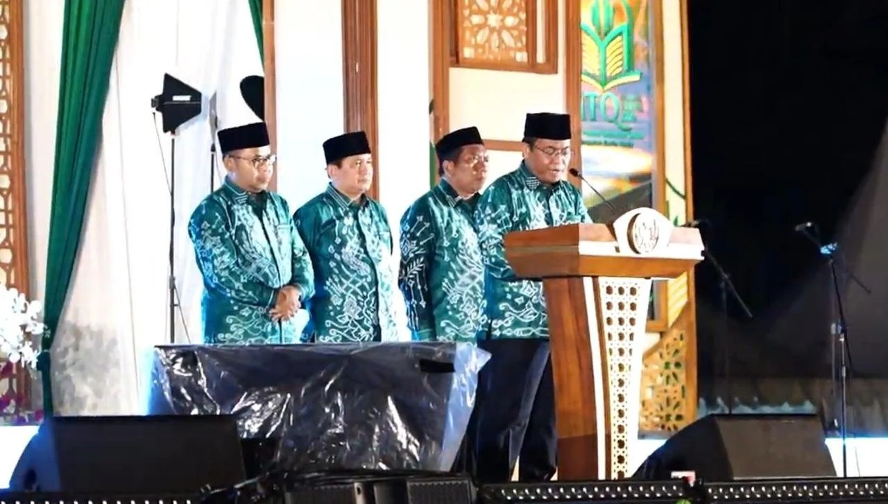 Wali Kota Banjarmasin H. M. Yamin HR menerima piala Juara Umum MTQ Nasional XXXVII Kalsel 2026