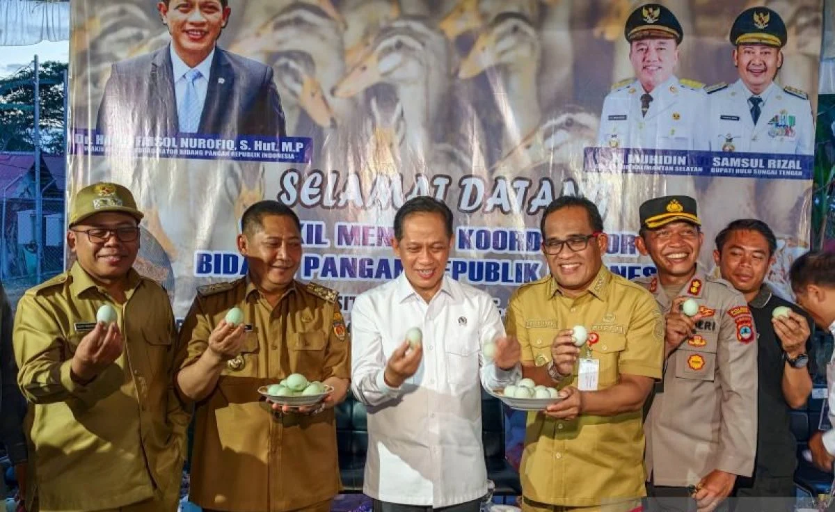 Wamenko Pangan Dr. Hanif Faisol Nurofiq meninjau sentra peternakan itik di Kabupaten Hulu Sungai Tengah, Kalimantan Selatan