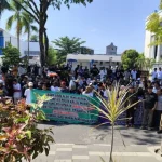 Aksi unjuk rasa warga di depan Gedung DPRD Kalsel menuntut penjelasan terkait pemadaman listrik bergilir oleh PLN Kalselteng.