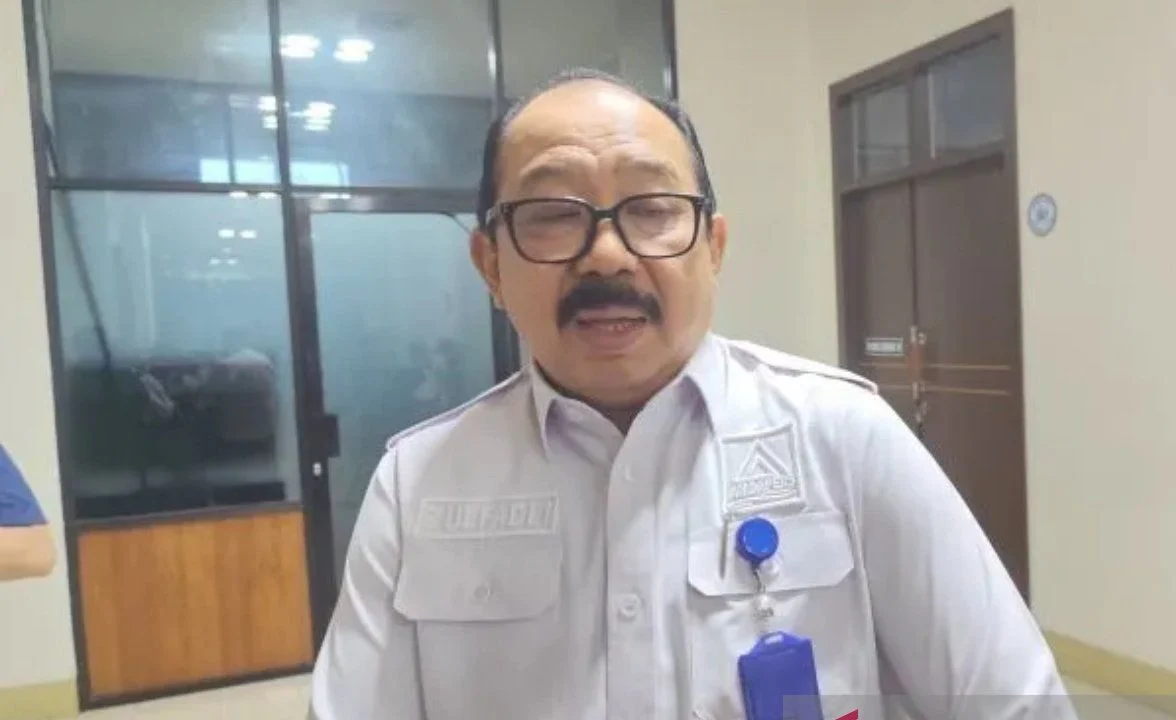 Aktivitas kapal tongkang batu bara di perairan Sungai Barito Kalimantan Selatan