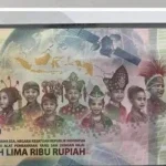 Anak laki-laki mengenakan baju adat Sina Beranti khas suku Tidung Kalimantan Utara