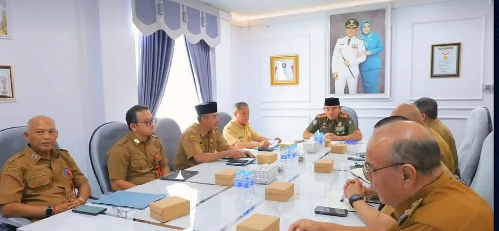 Bupati Tanah Laut memimpin rapat koordinasi pematangan Calendar of Event 2026 di Ruang Rapat Bupati